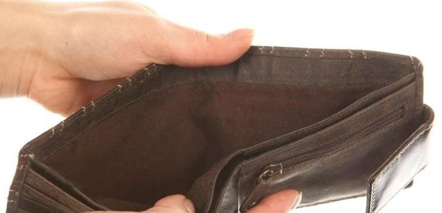 手机行业|2022Q1国内手机出货量暴跌近30%,为什么大家都不爱换手机了?