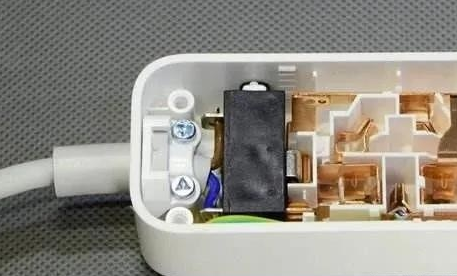 半导体|插线板开关冒的电火花，到底对人有没有危害呢？