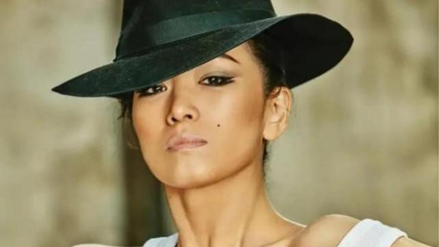 巩俐|56岁巩俐瘦到认不出！穿修身衣撑不起来，短发造型撞脸张艺谋