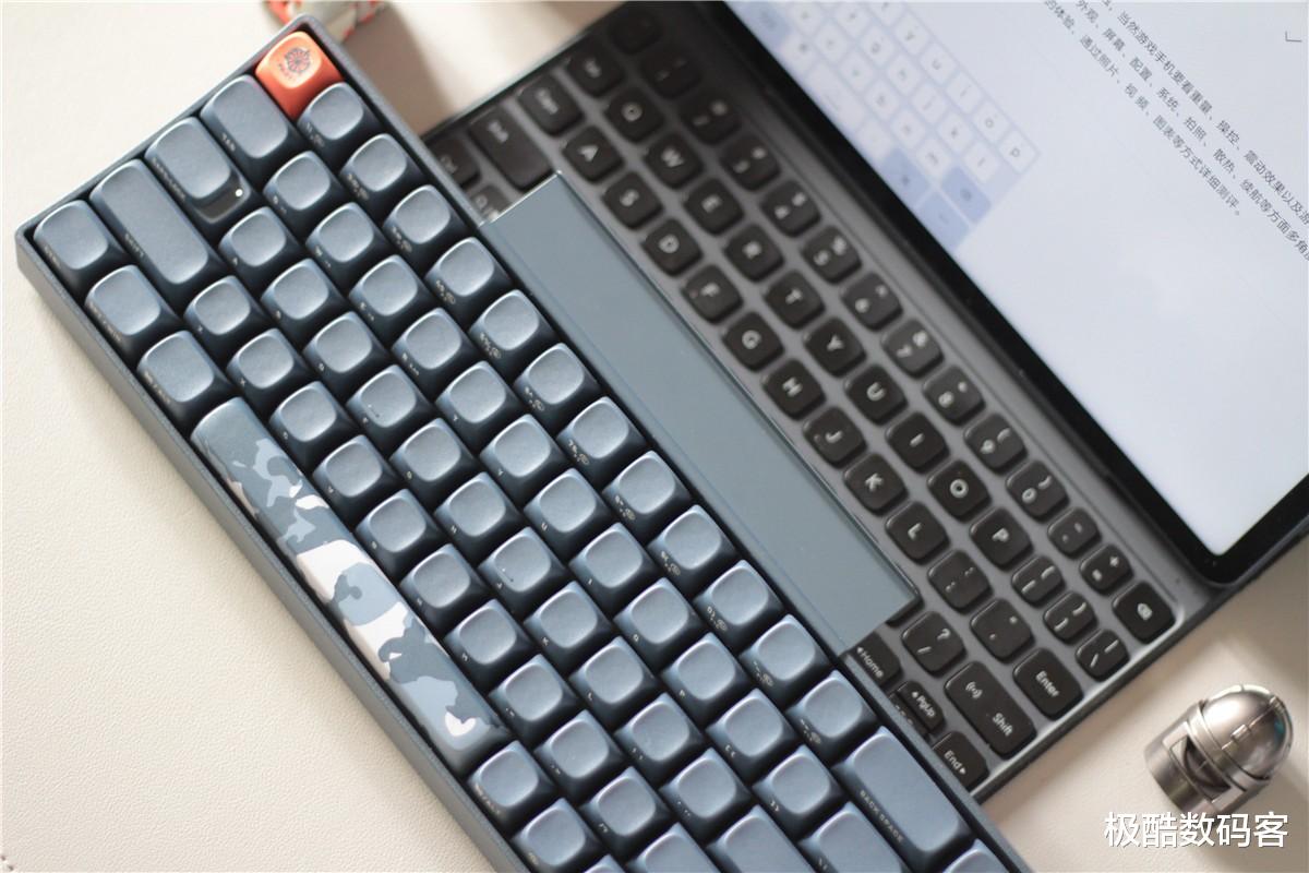 华为荣耀|轻巧便携复古设计,游戏办公两不误,洛斐小翘68三模机械键盘测评
