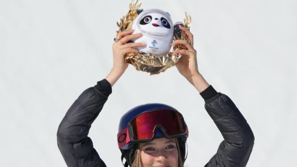 美甲 太美了！谷爱凌五环美甲冲上热搜，自曝吃了很多饺子，想去吃烤鸭