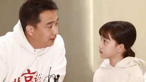 黄磊|黄磊首次带小女儿出境，为谷爱凌加油，颜值不输多多，也太漂亮了吧