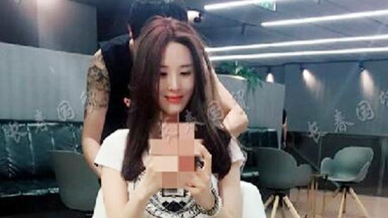 侯勇|55岁侯勇的35岁娇妻美照曝光，长发披肩肤白貌美不输女明星