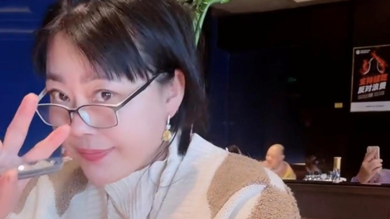 李菁菁|李菁菁携全家吃大餐！满身宝石太夺目，女儿穿辱华品牌服装引争议