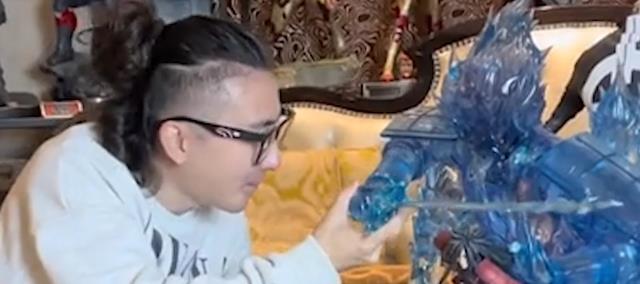 手办|阳台哥：花400万买手办，把188平房子填满，自己却被玩具挤出家门