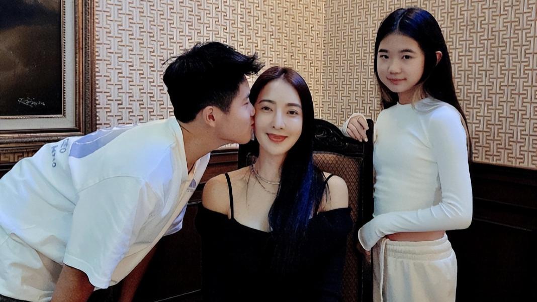 曹格|曹格妻子晒儿女近照庆母亲节，11岁女儿比13岁儿子穿着还成熟