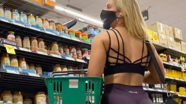澳洲女私教穿运动上衣逛超市致他人不满，网上吐槽反被更多人批评