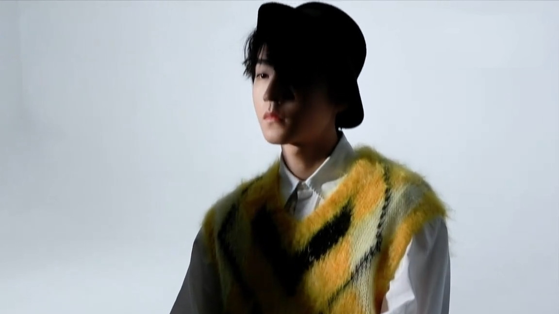 王俊凯|王俊凯最新广告大片拍摄花絮，花枝转动撞入心间，是矜贵小王子了