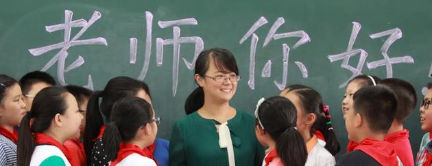 河南女教师网上炫礼物, 直呼: 当教师好处多多, 教育部已经介入