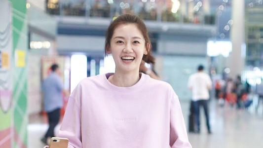 苗苗|郑恺妻子苗苗结了婚生了娃也有小姑娘样，穿粉卫衣好活泼，太嫩了