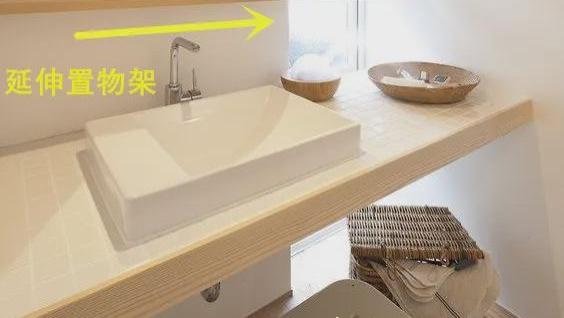 卫生间这扇竖直窄窗太重要了！不到20公分宽，洗漱台却变得亮堂堂