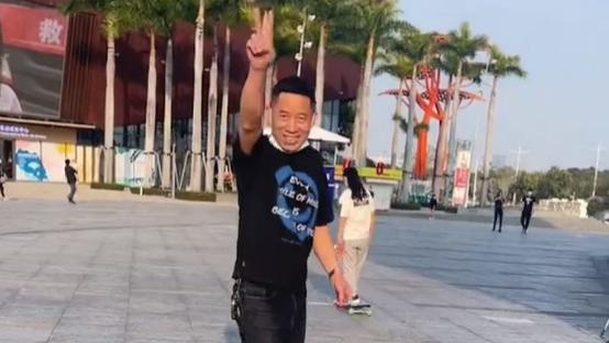 扎心|孙海洋玩滑板闯祸，撞碎公园花瓶被索赔130元，孙卓的反应太扎心