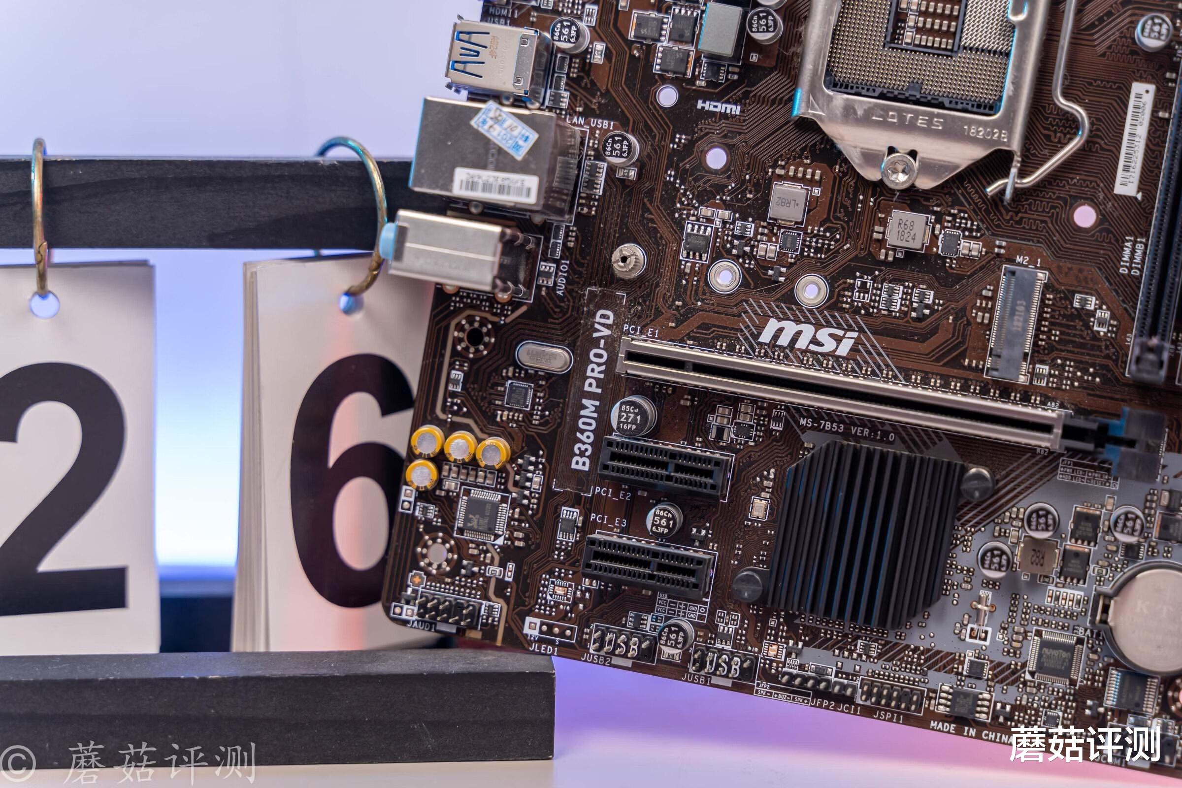 机箱|电脑主机也可以玩“姿态”？异型主机搭配三台显示器的“电竞房”搭建