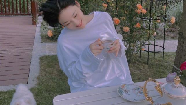 张馨予|张馨予生日晒了大自然送给她的礼物，有菜园和桃花，看着超惬意