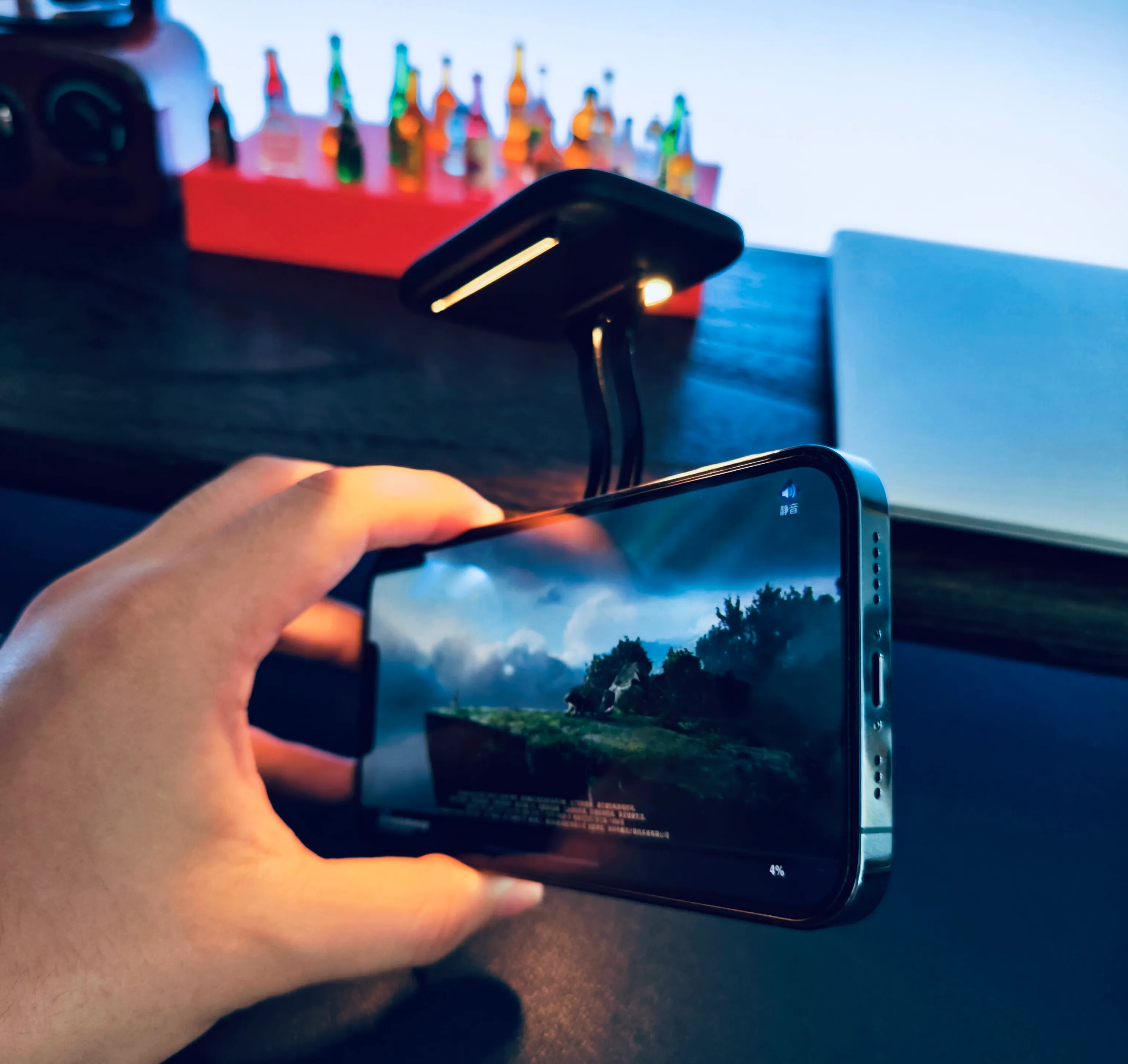 iPhone|嫌弃iPhone太伤眼?外挂补光灯了解一下。