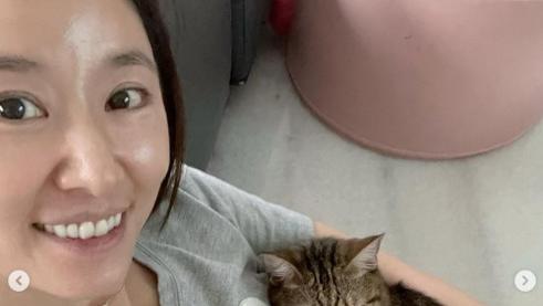 林心如|林心如晒素颜照纤细少女腿曝光，小海豚还在停课给自己打气要撑住