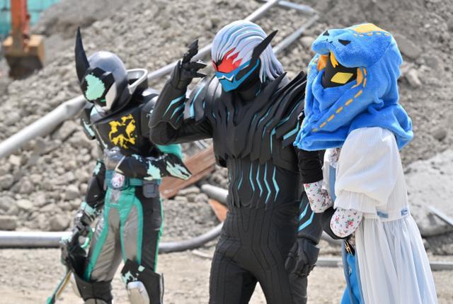 反派|Revice剧场版蜃楼复活,妈妈变身新骑士,反派死于“披风杀”