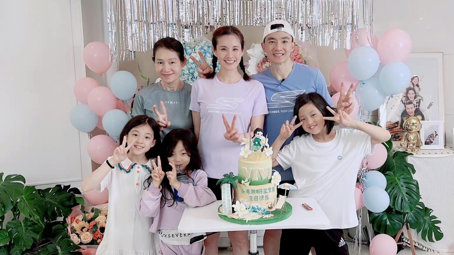 刘畊宏|刘畊宏全家出境只为给vivi过生日，小女儿和姐姐合照超可爱