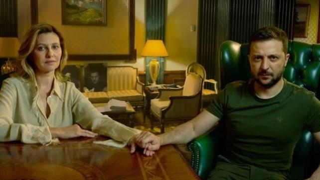 杂志|乌克兰总统抱紧爱妻登杂志，“素颜”出镜力求沧桑，却遭猛烈抨击