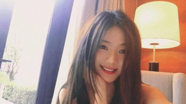 邓家佳|邓家佳近照曝光被疑整容，烤瓷牙影响颜值，曾和相恋10年男友离婚