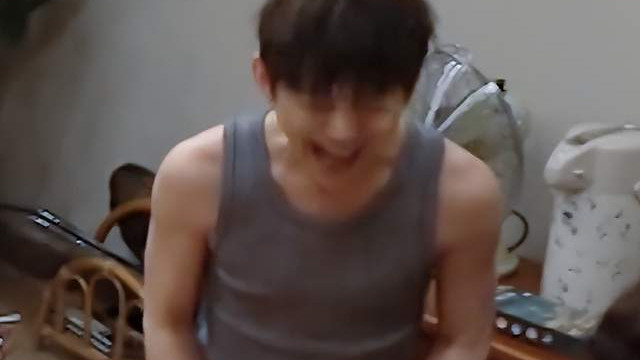 任嘉伦|人不可貌相，48岁何炅胳膊肌肉线条明显，24岁刘昊然却有肚腩