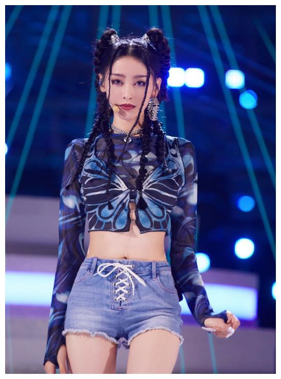 求职 张天爱瘦成“腰精”，XS码裤子穿不满，网友：很省布料