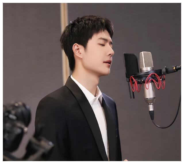 王一博|王一博为什么这样火？演技和舞蹈都出彩，唱歌庆祝香港回归25周年