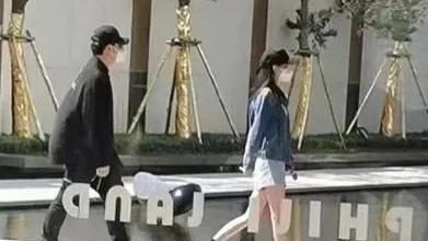 潘玮柏|潘玮柏现身老婆娘家南京看房，两人全程低调，宣云美腿抢镜气质好