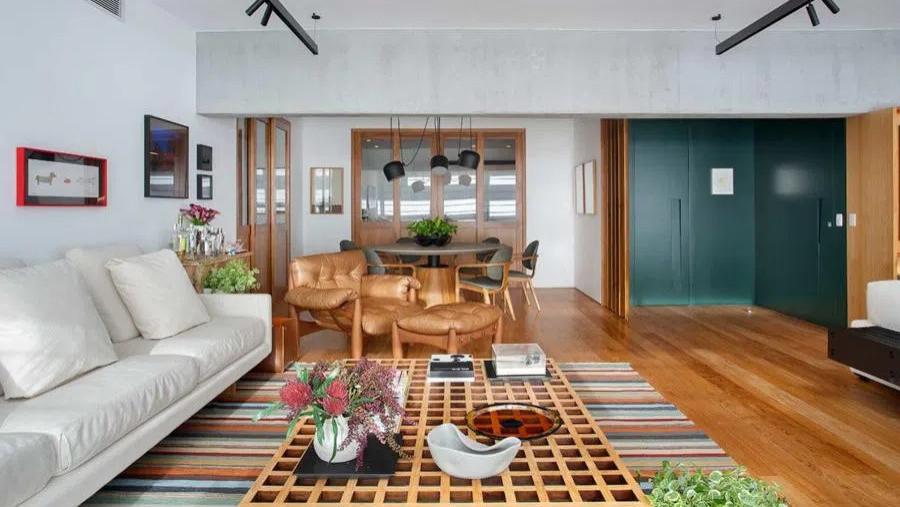 感受到温暖的力量，205㎡三居室带个L型书柜，邻居们看了都说不错