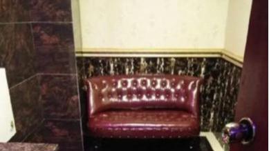 为啥KTV的卫生间里要放一个沙发，有啥用途啊？