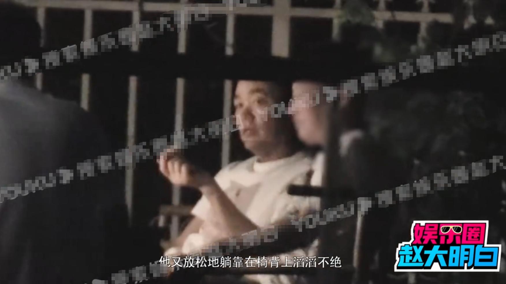 王宝强|40岁王宝强深夜聚会被拍，喝酒品雪茄姿态惬意，吞云吐雾姿势熟练