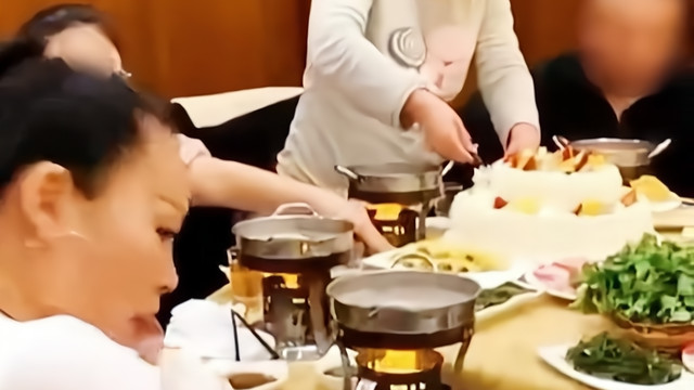 火锅|女子约朋友吃火锅，只点十个锅底，网友提醒：菜都带了，脸忘带了