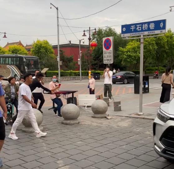 宋小宝|宋小宝现身沈阳街头，引来路人纷纷拿出手机拍摄，还有专人关车门