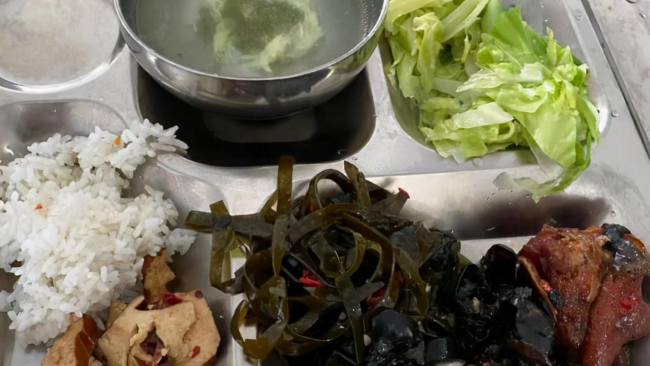 |打工人的身不由己之：食堂菜“食之无味，弃之浪费”