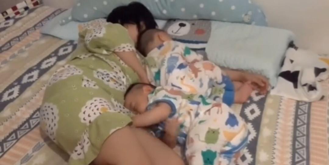 双胞胎妈妈太累不小心睡着，接下来发生的画面，看着真暖心
