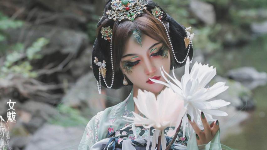 成龙|嘉了个玲：行走9万公里，欠债17万，用心造就《山海经》中的人物