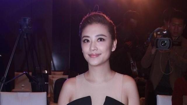 |应采儿虽然不瘦，但是穿迷你拼接裙挺娇俏的，肉肉的才甜美