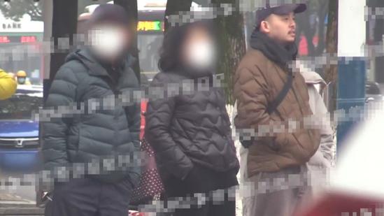 周迅|周迅带男友见家长！父母全程插兜疑不满意，男方频刷手机似局外人