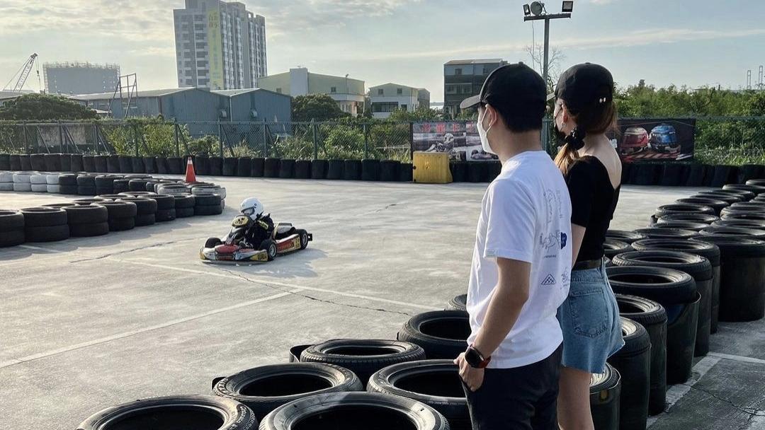 林志颖|林志颖赛车事业后继有人，连续3天陪儿子练车，罕晒夫妻同框秀恩爱