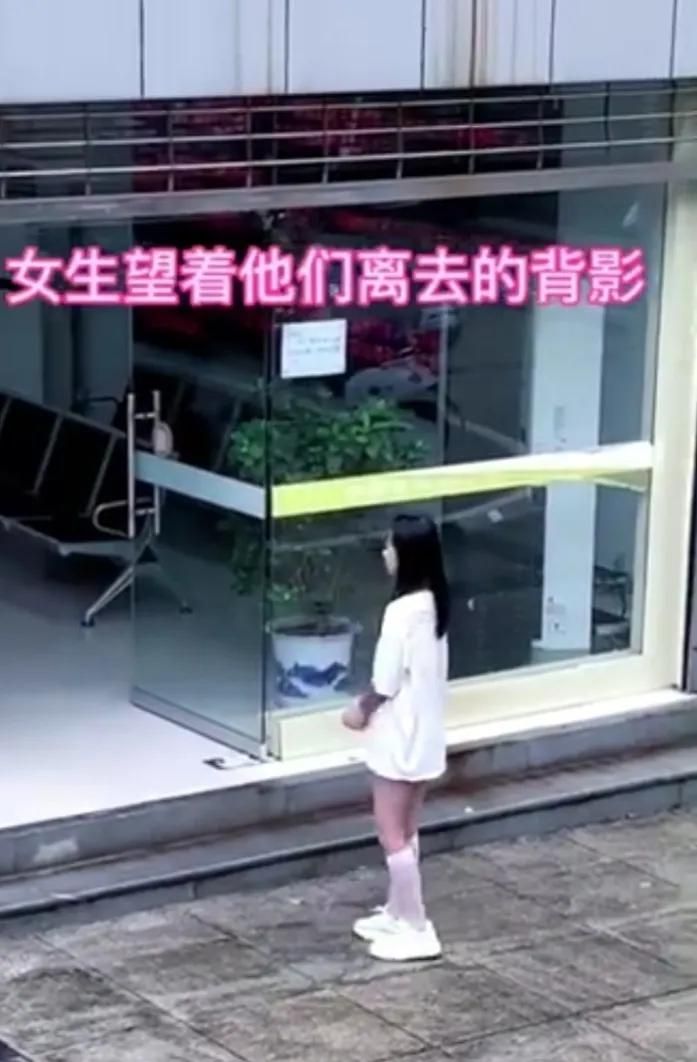 夫妻刚离完婚，丈夫立马和前妻的闺蜜领结婚证，前妻得知后崩溃大哭！