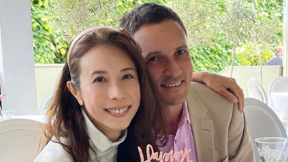 莫文蔚|莫文蔚和初恋老公过52岁，结婚11年未生育，仨继女中最大的近30岁