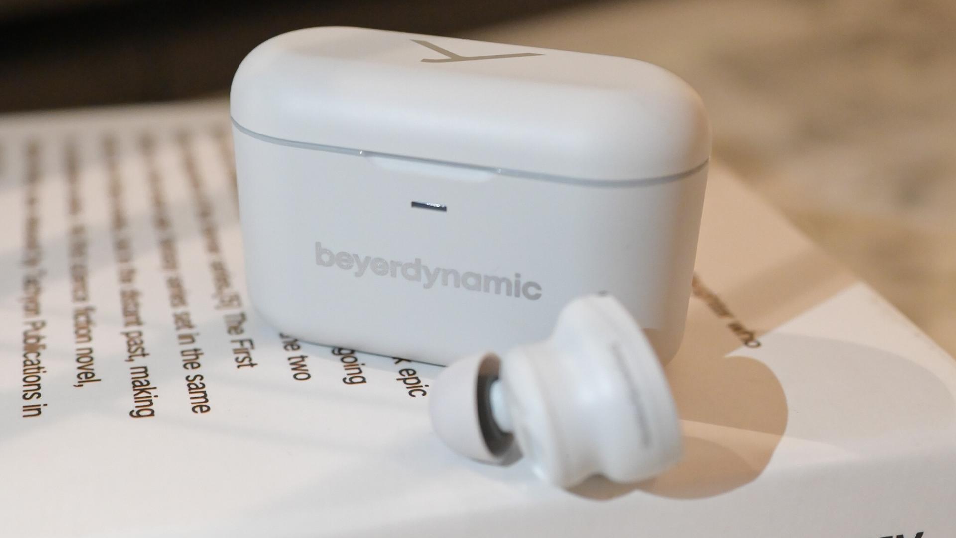 耳机|拜雅首款真无线FREE BYRD费兰朵怎么样？追求进阶耳机的玩家首选！