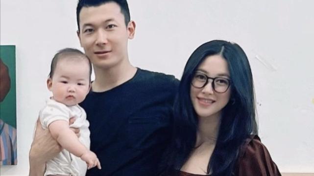 朱珠|越来越像爸爸！名媛朱珠老公频繁晒娃，女儿王珠宝出镜呆萌可爱