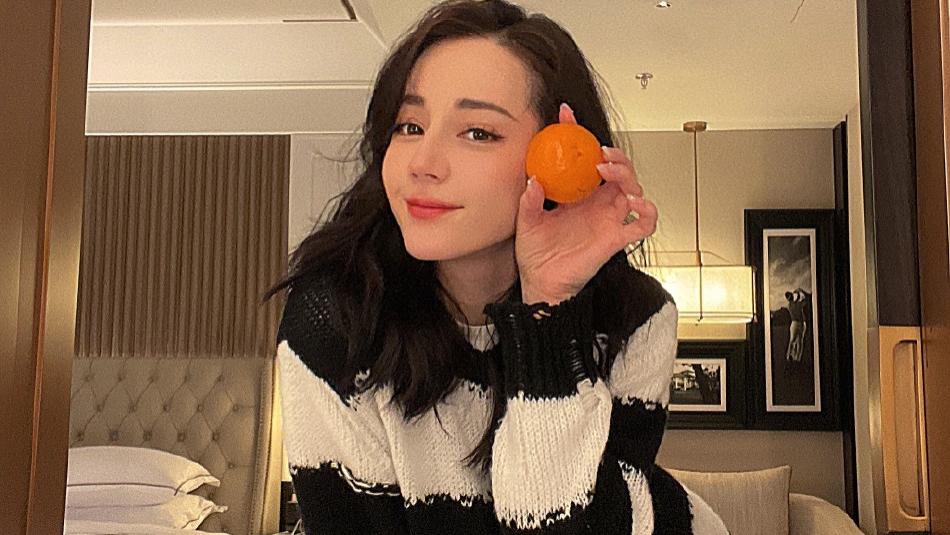 迪丽热巴|网友晒迪丽热巴09年毕业合照，皮肤白皙，清纯可人