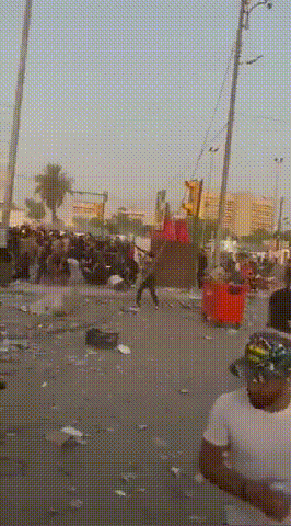 无线充电|这是打仗,还是行为艺术?一人开火,几十部手机直播