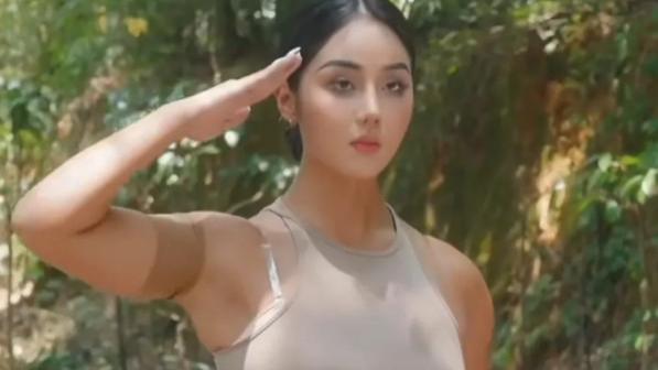 删除|网红胡闹闹当过文艺兵？发布视频后又删除，网友：正步姿势不合格