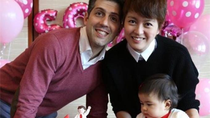 梁咏琪|梁咏琪与洋老公开店卖童装，7岁混血女儿当模特，五官精致眼睛大