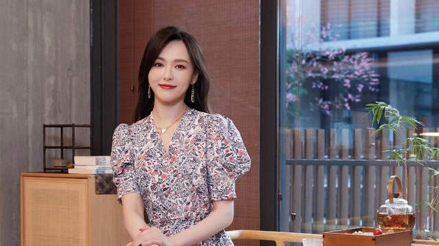 唐嫣|唐嫣工作中突然被隔离！防疫人员拉线封两天，罗晋火速开车接老婆