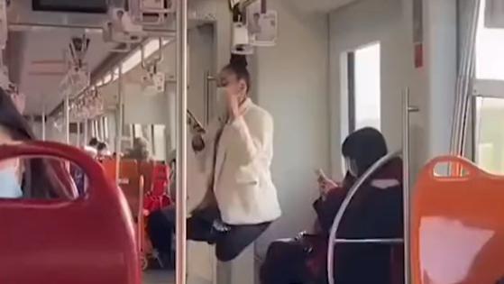 上海一外籍女子将头发挂地铁把手上悬空，本人发声致歉，身份意外