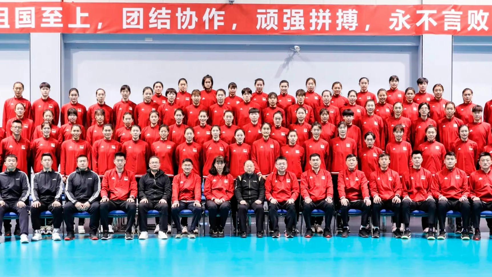 运动员|新一期女排集体照，67人将争夺最终名单，排协做法依旧争议不断